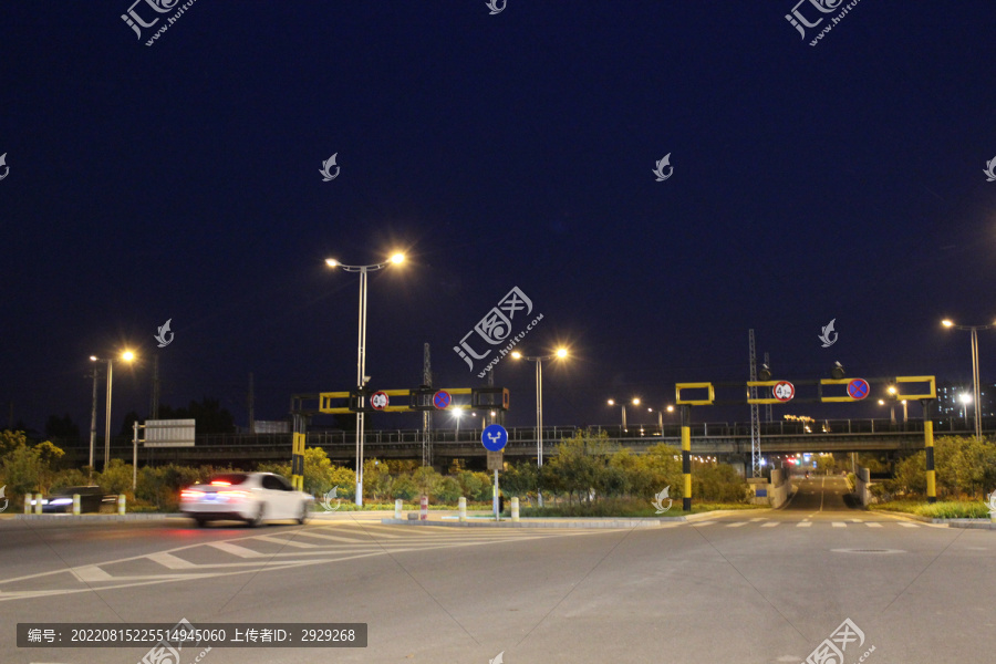 城市郊区夜晚的路灯铁路隧道