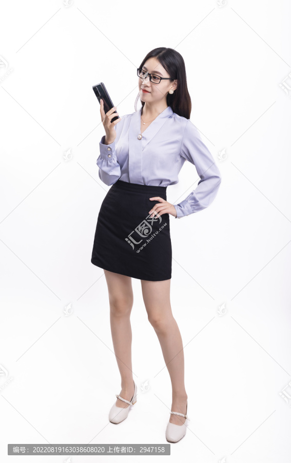 穿着短裙拿着手机的商务女性
