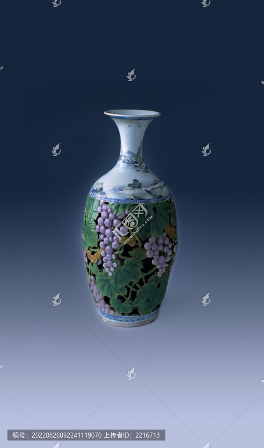 醴陵窑釉下五彩镂空葡萄纹瓷瓶