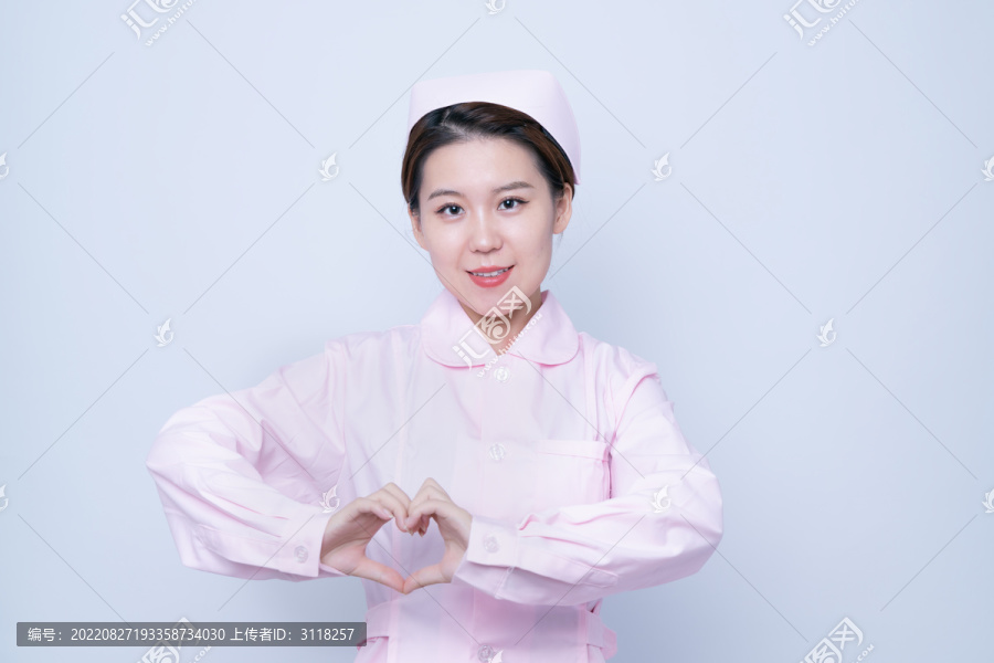 做爱心手势的年轻女护士肖像