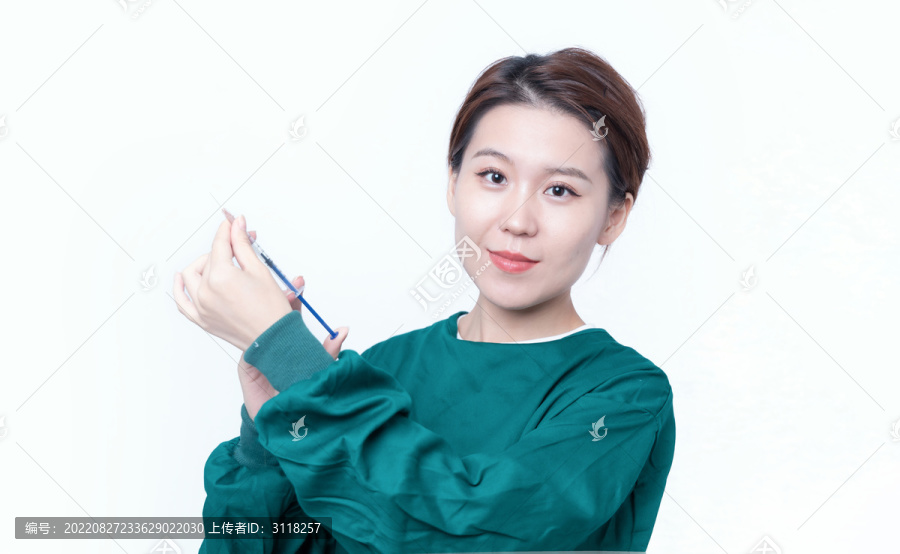 手术服手持注射器的女性