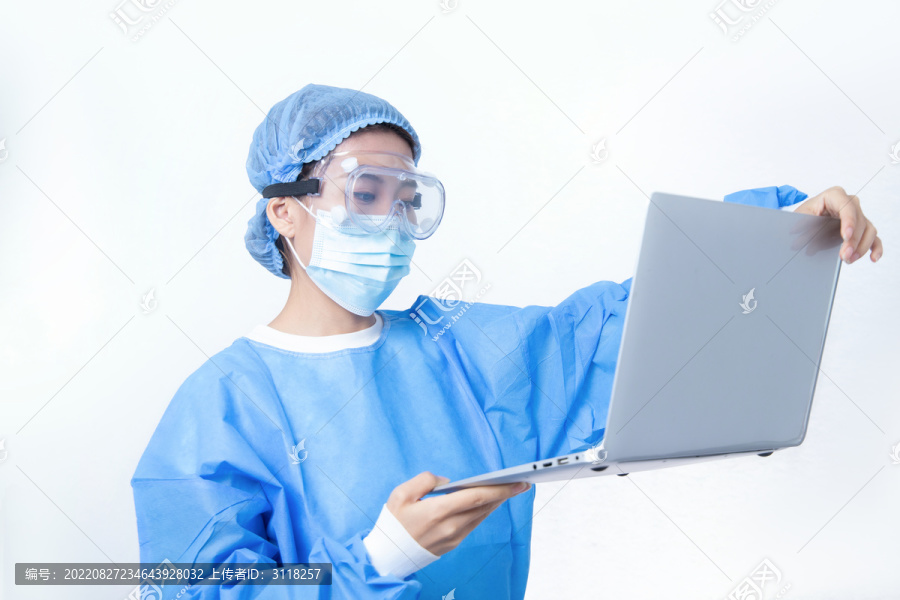 使用电脑的手术服医生形象