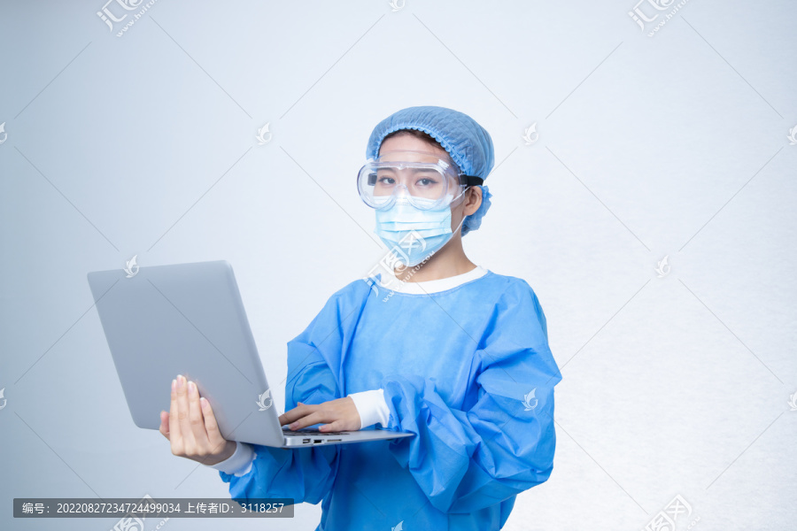 电脑办公的手术服医生形象