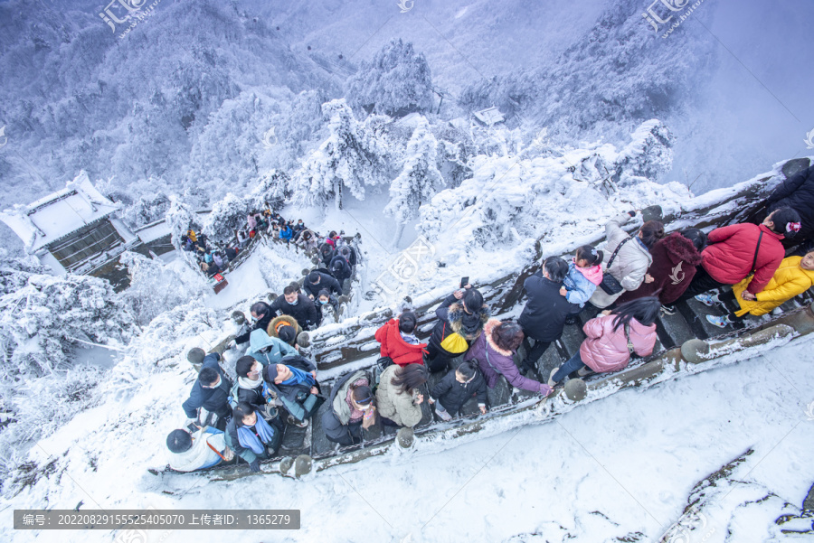 人潮涌动武当仙山