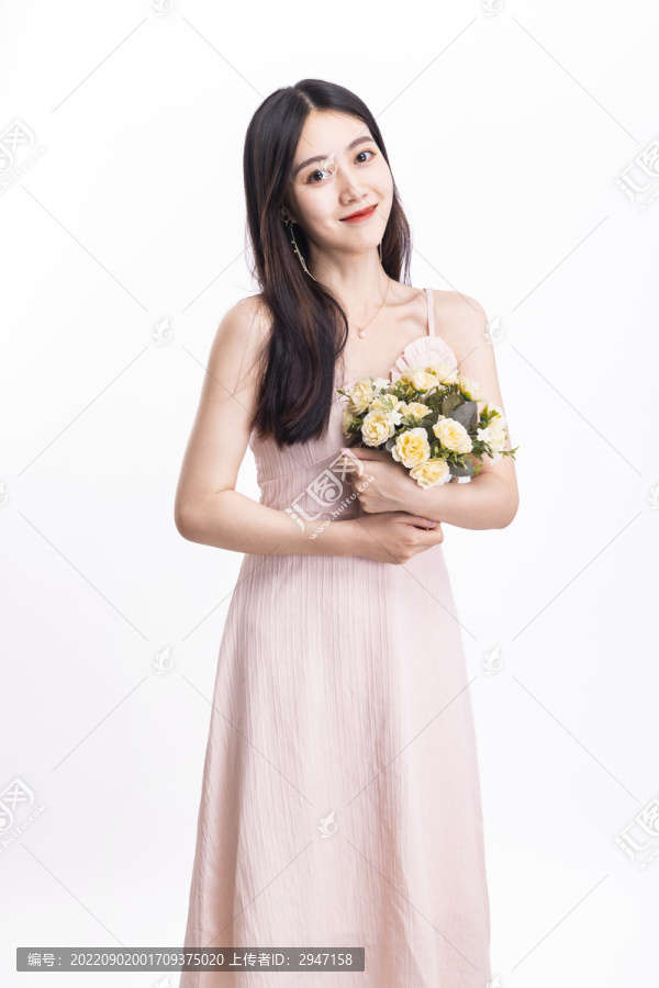 穿粉色连衣裙捧着一盆花的女人