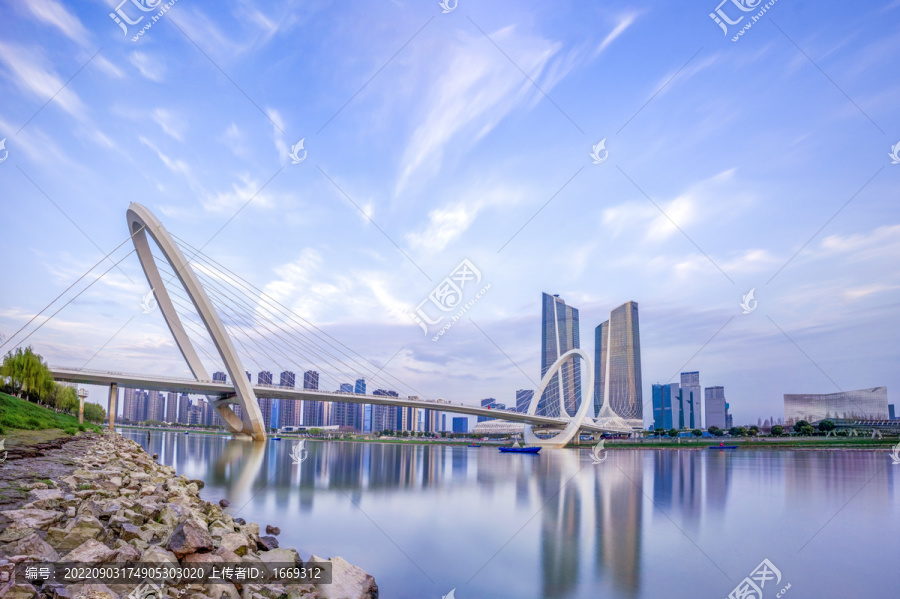 南京眼步行桥与青奥中心风光