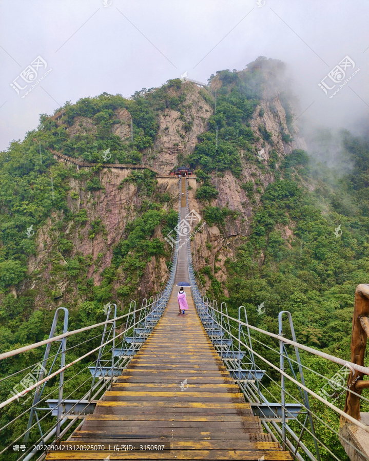 雨中吊桥行