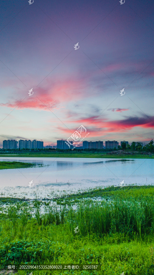 城市湖泊夕阳