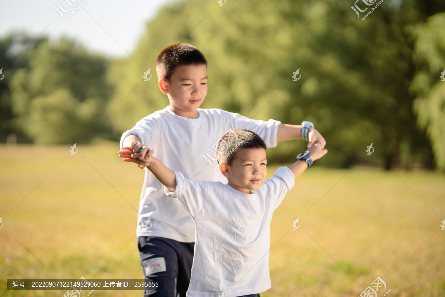 夏日的午后小兄弟俩在草地上玩