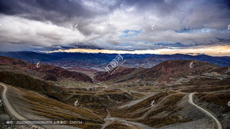 云层和山路