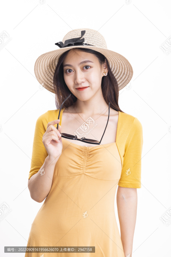 穿黄色连衣裙戴墨镜的女人