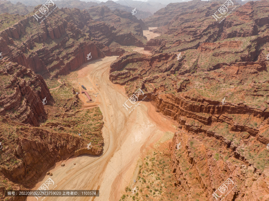 航拍新疆温宿大峡谷