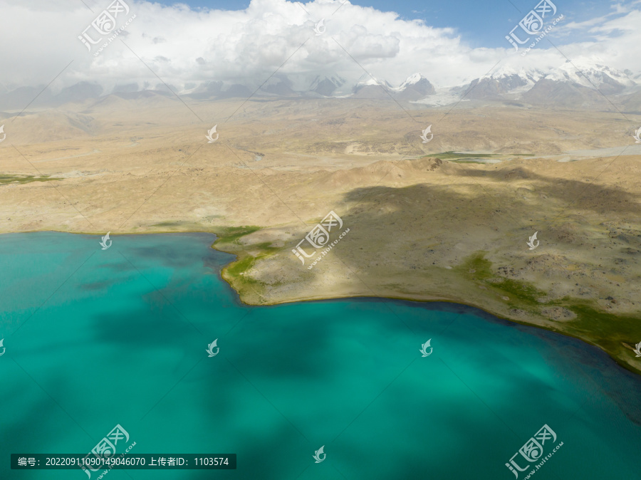 航拍新疆喀拉库里湖