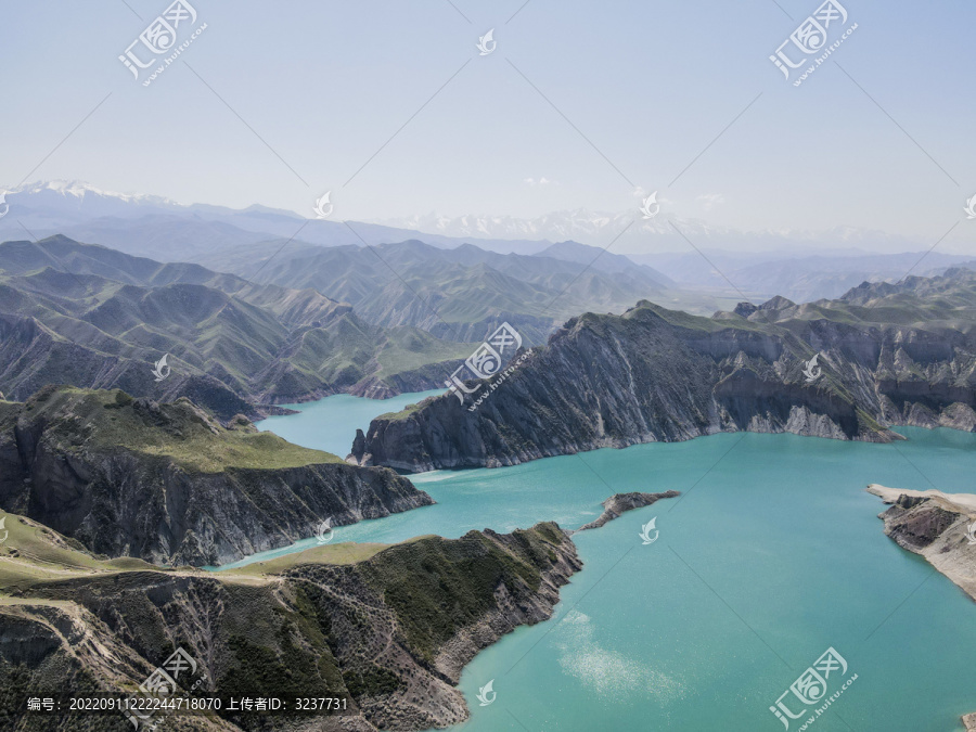 新疆高山湖泊航拍