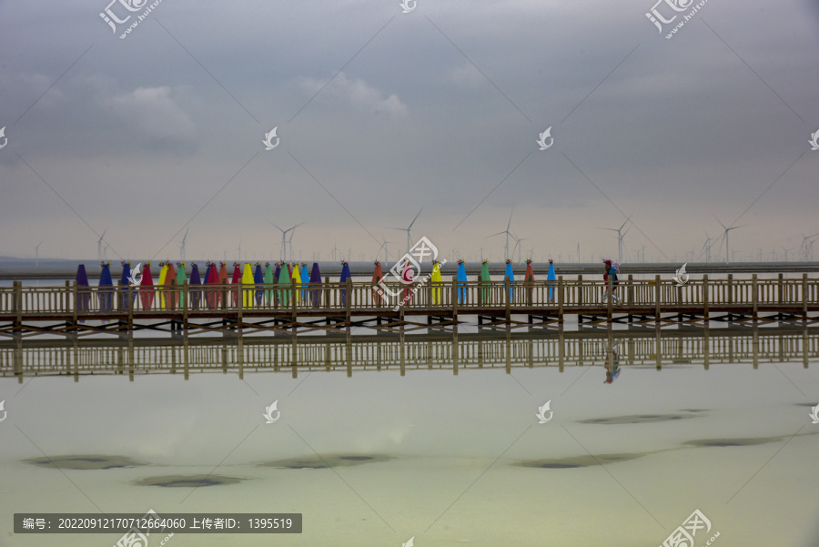 青海大柴旦翡翠湖风光