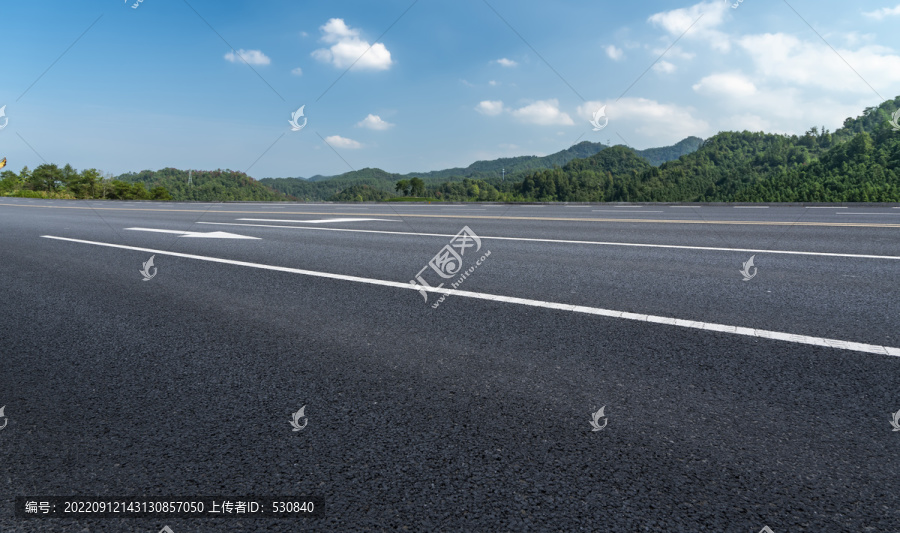 沥青公路和山峦背景