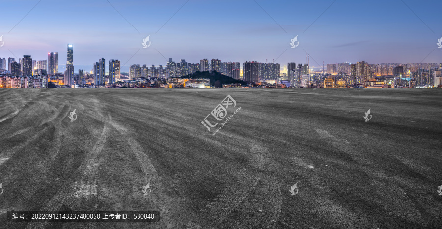 沥青公路天际线和城市夜景