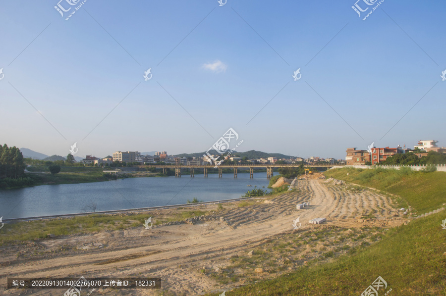 泉州乡村溪边堤坝路