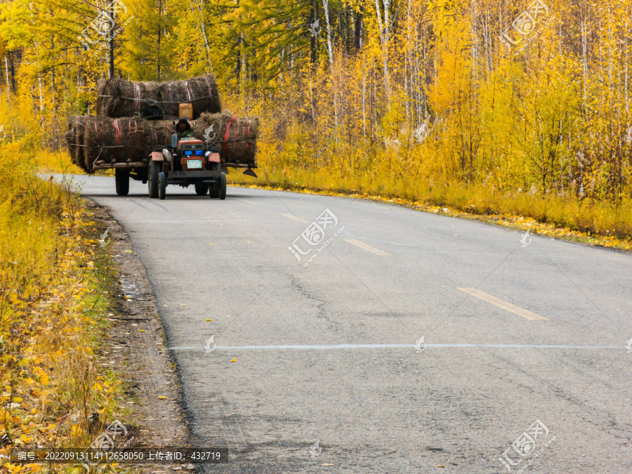 秋季公路拖拉机