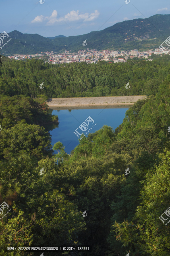 乡村山顶的水库风光