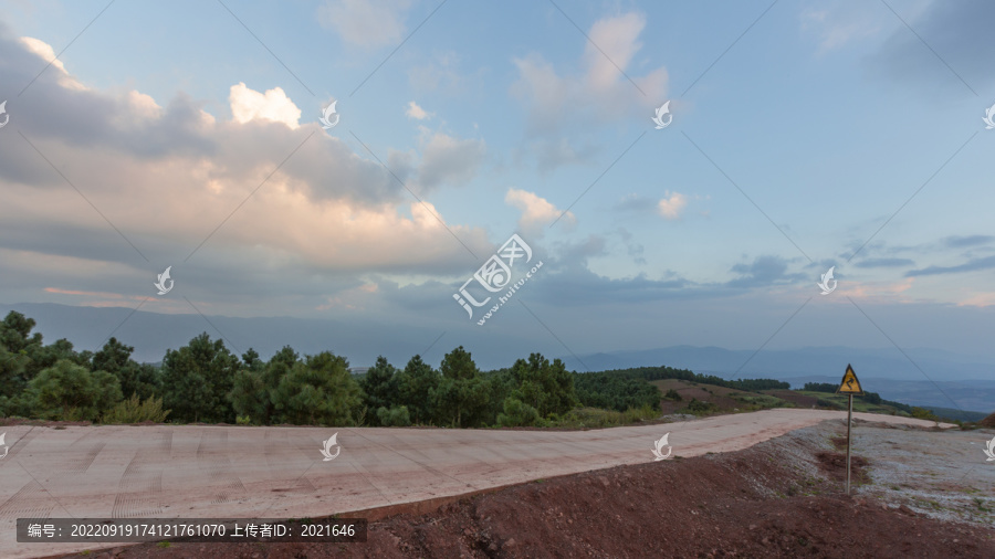 昆明东川红土地道路蓝天晚霞