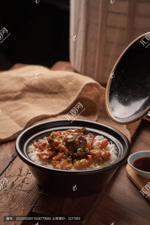 冬菇滑鸡煲仔饭