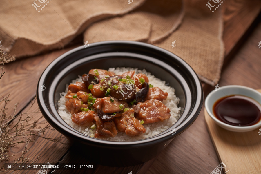 冬菇滑鸡煲仔饭