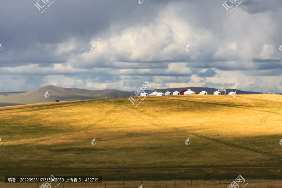 草原秋季蒙古包