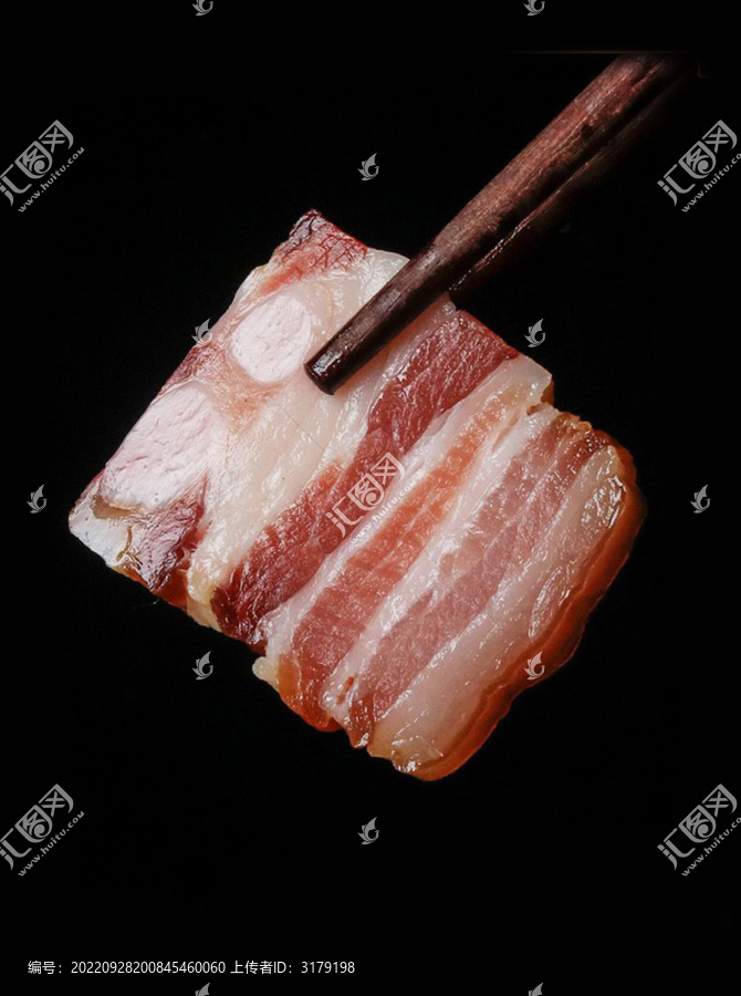筷子夹腊肉片