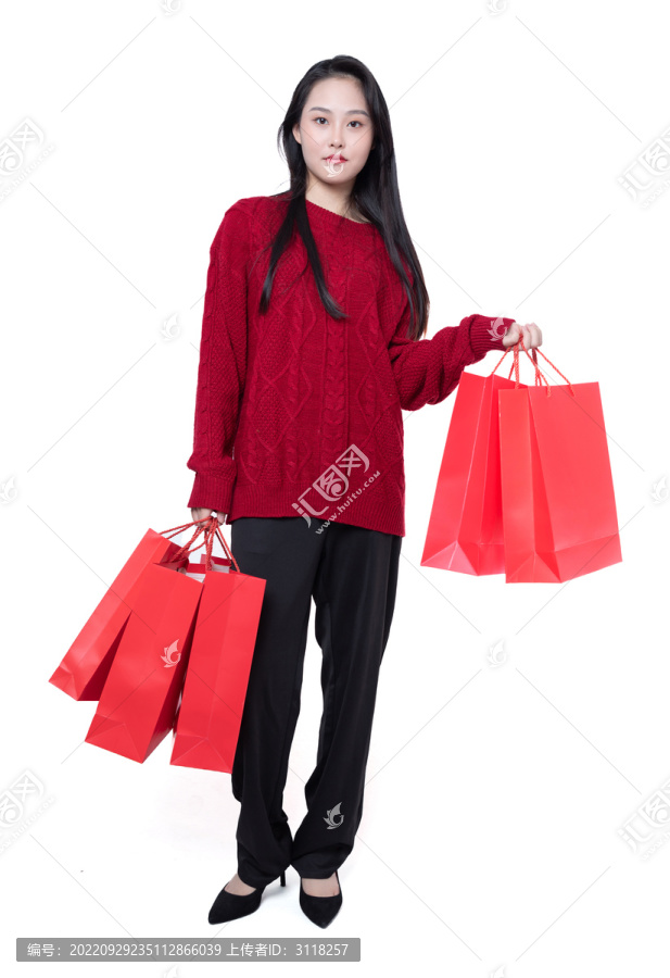 拿着红色购物袋的女性
