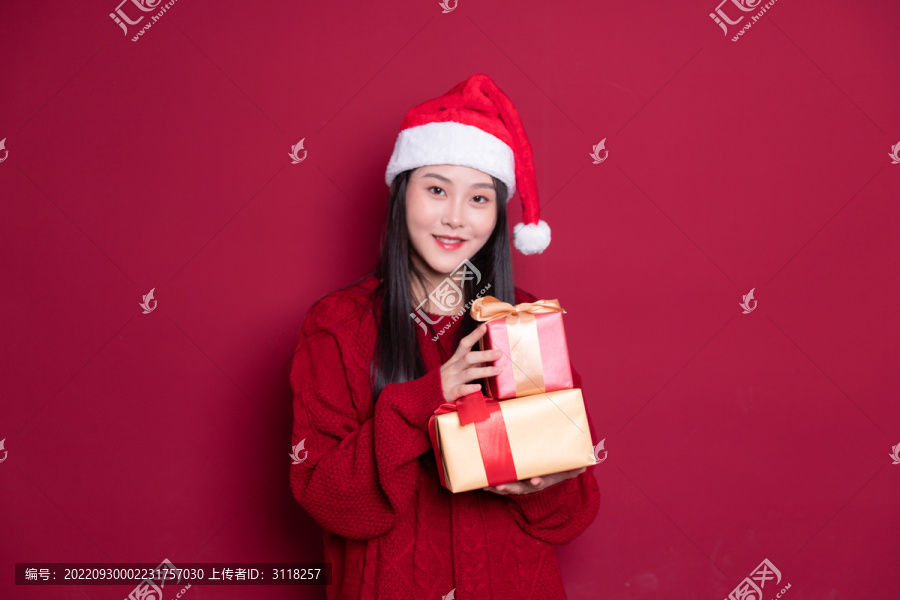 圣诞节拿着礼物的年轻女孩