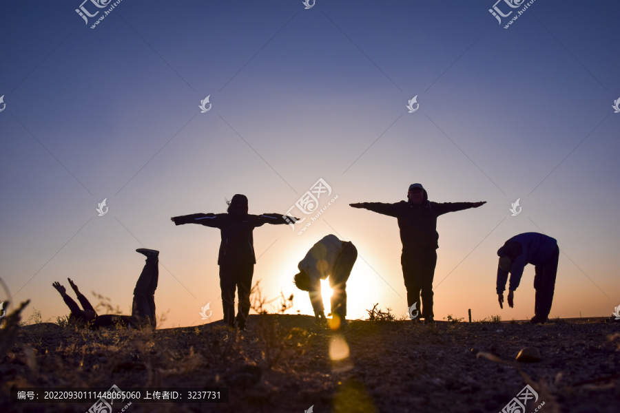 夕阳下的人物剪影