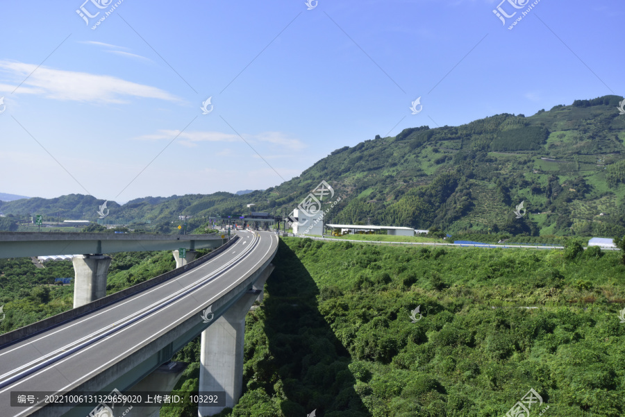 青山旁的高架橋
