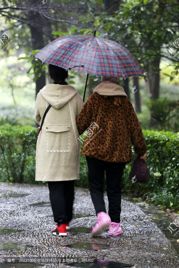 雨中打伞母女