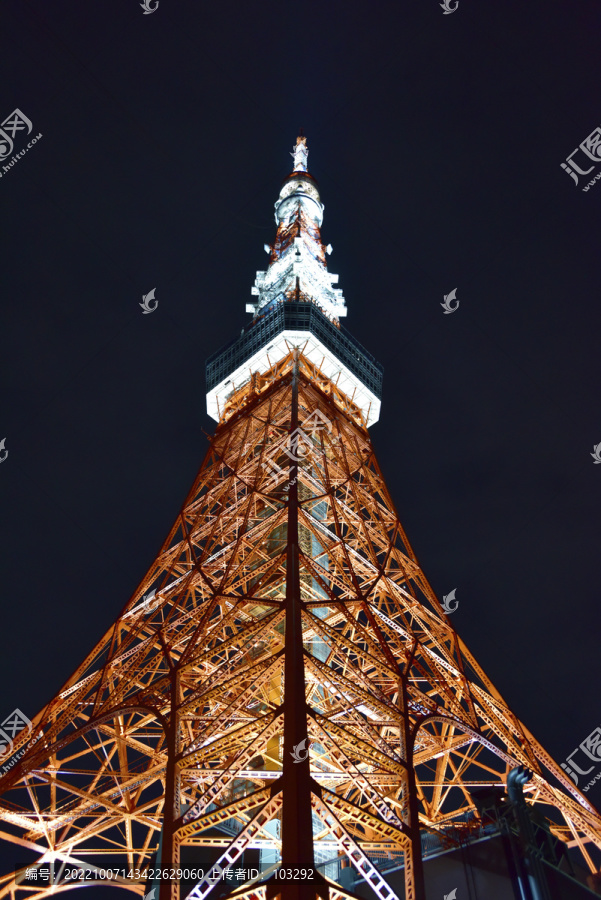 仰拍的日本東京塔