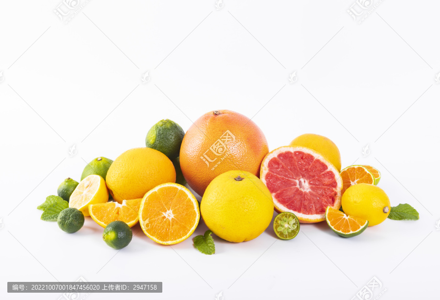 堆在一起的柑橘类水果切片