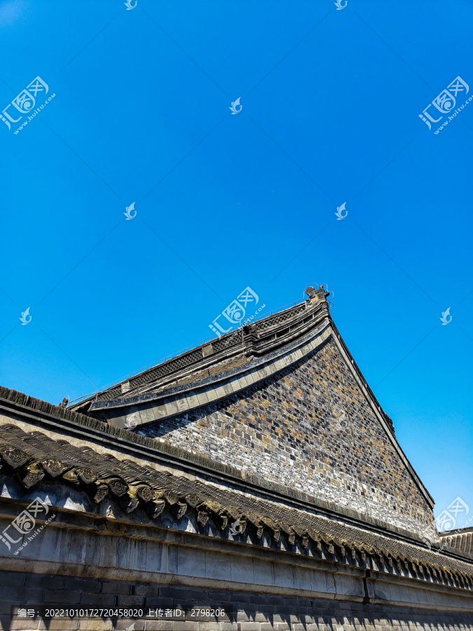 蔚蓝天空下的古建筑屋顶