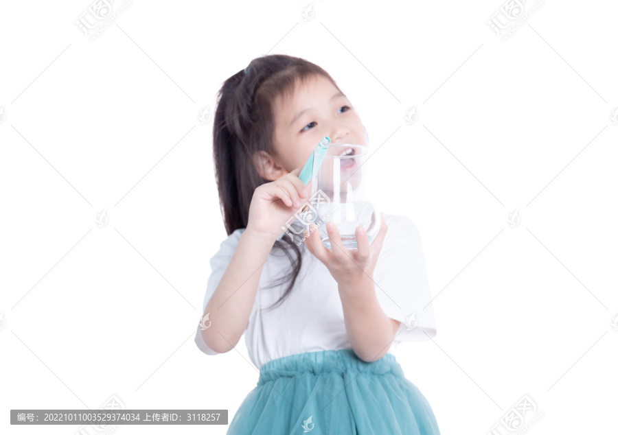 手持水杯刷牙的小女孩