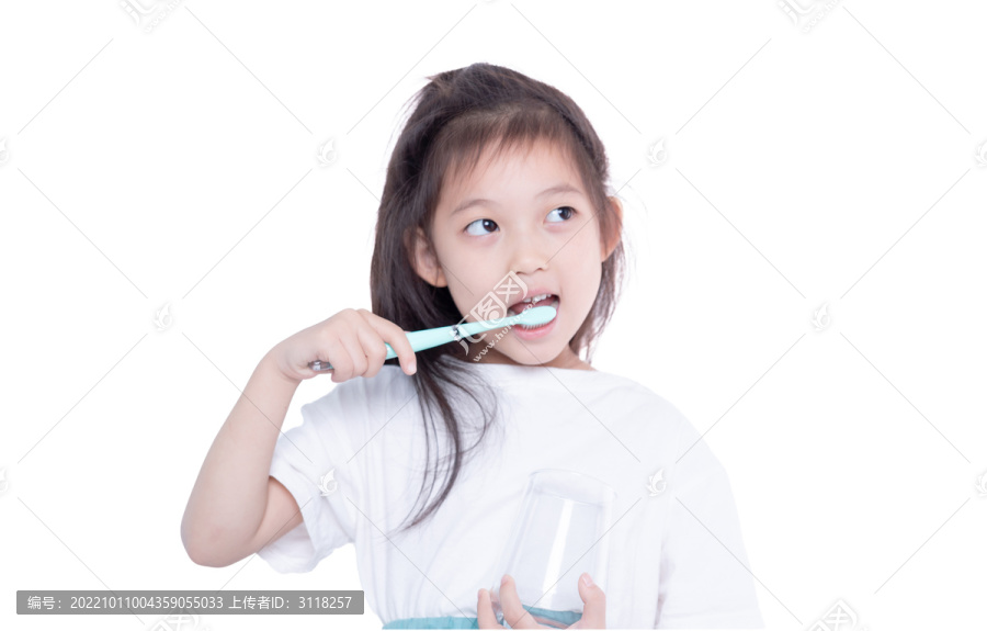 手持水杯牙刷刷牙的小女孩