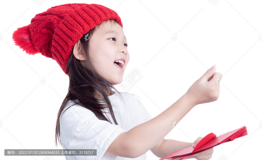 白背景前带着红帽子的小女孩