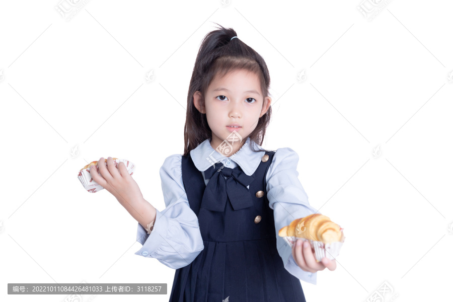 小学生女孩递美食