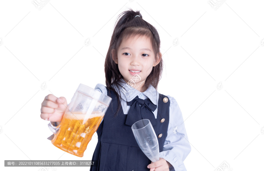 小学生女孩手持啤酒道具