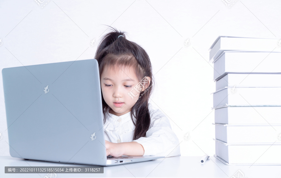 书桌电脑前学习的小女孩