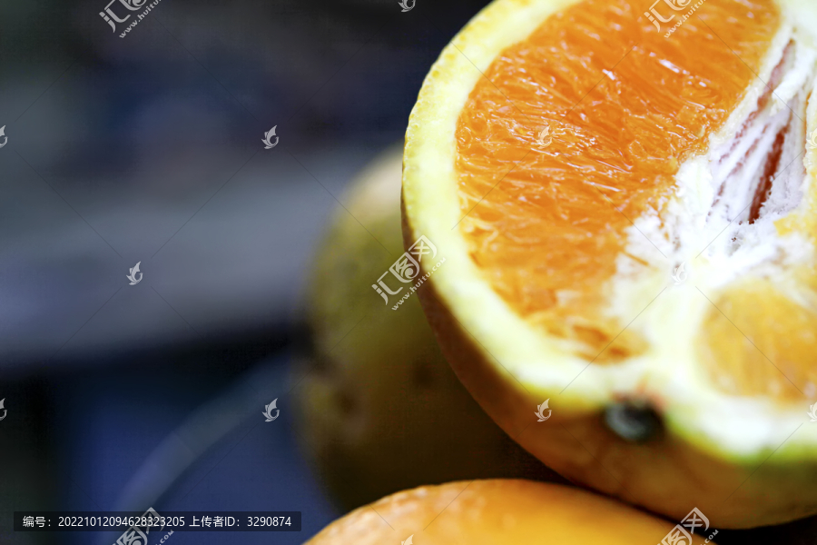 一组切开的新鲜橙子的照片
