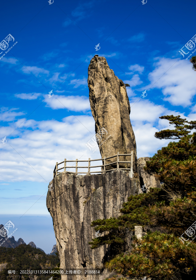 黄山飞来石