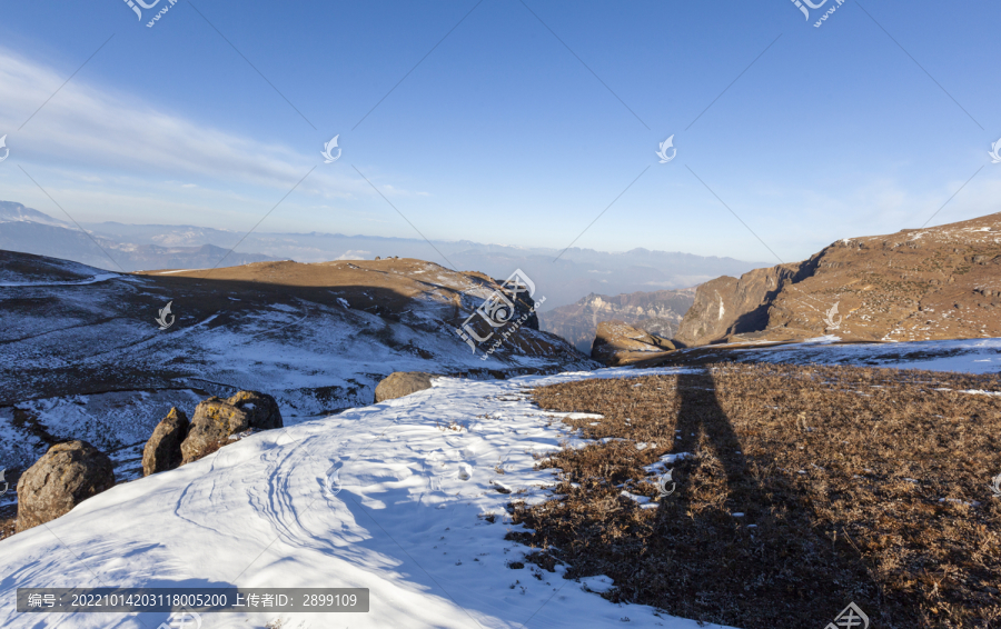 云南昭通大山包雪山蓝天风景