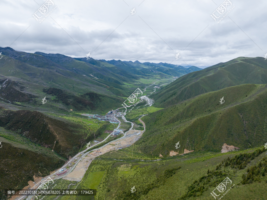 康定贡嘎山镇上木居村航拍