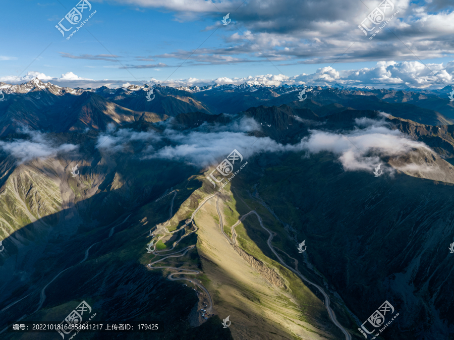 康定子梅垭口群山雪峰航拍