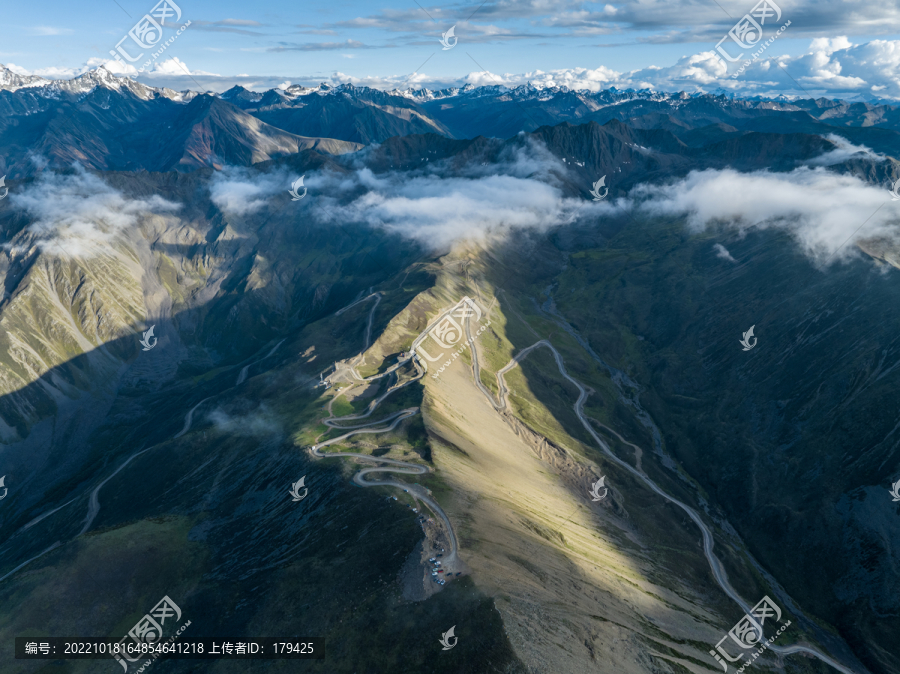 康定子梅垭口群山雪峰航拍