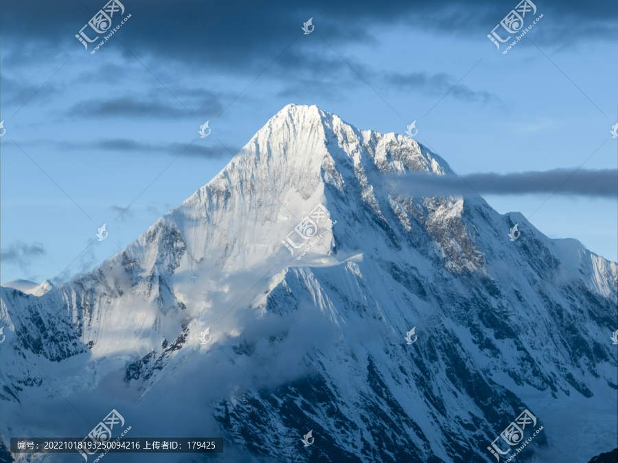 子梅垭口贡嘎雪山主峰航拍